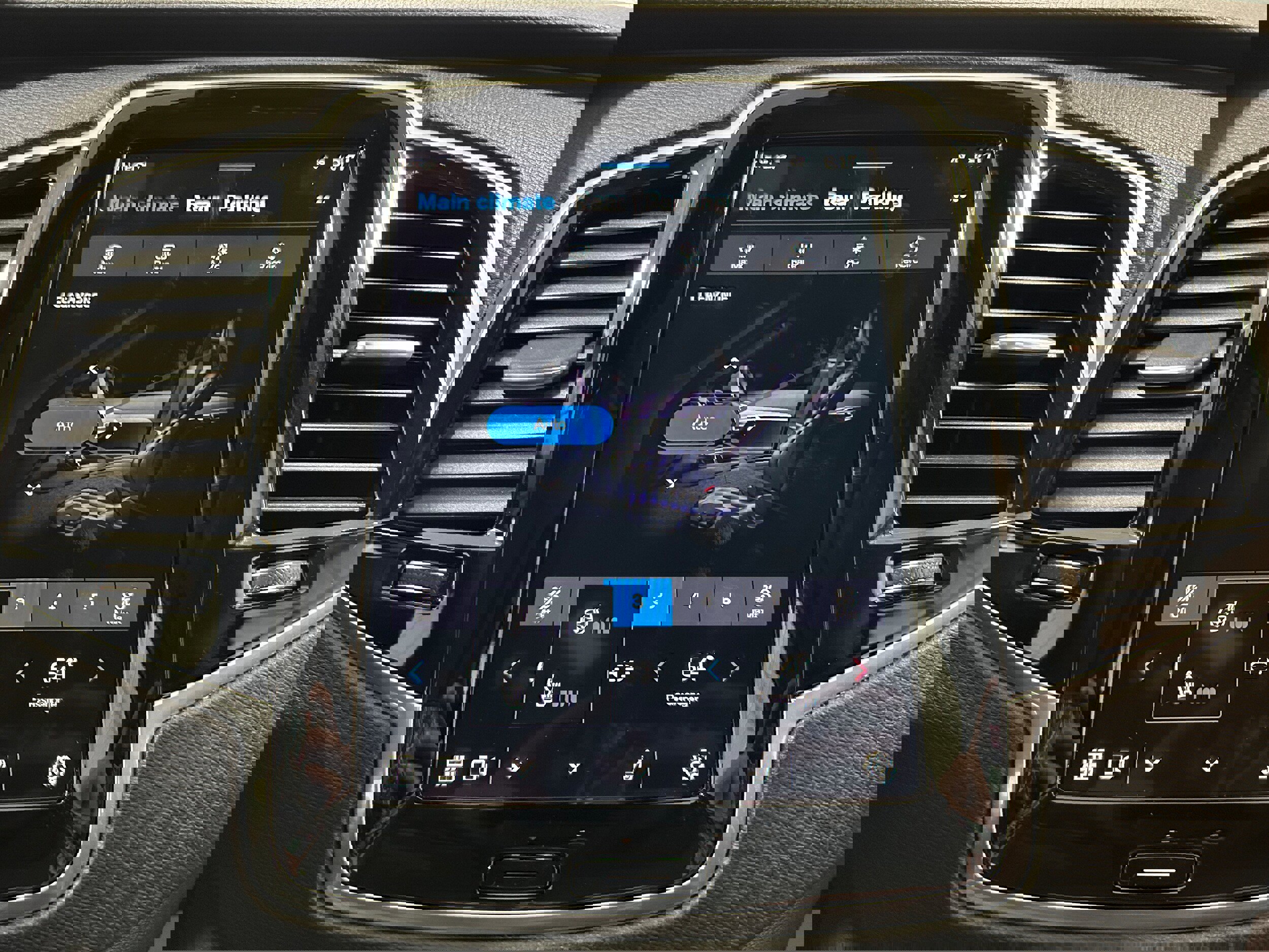 Used 2023 Volvo XC90 B6 Plus image 10