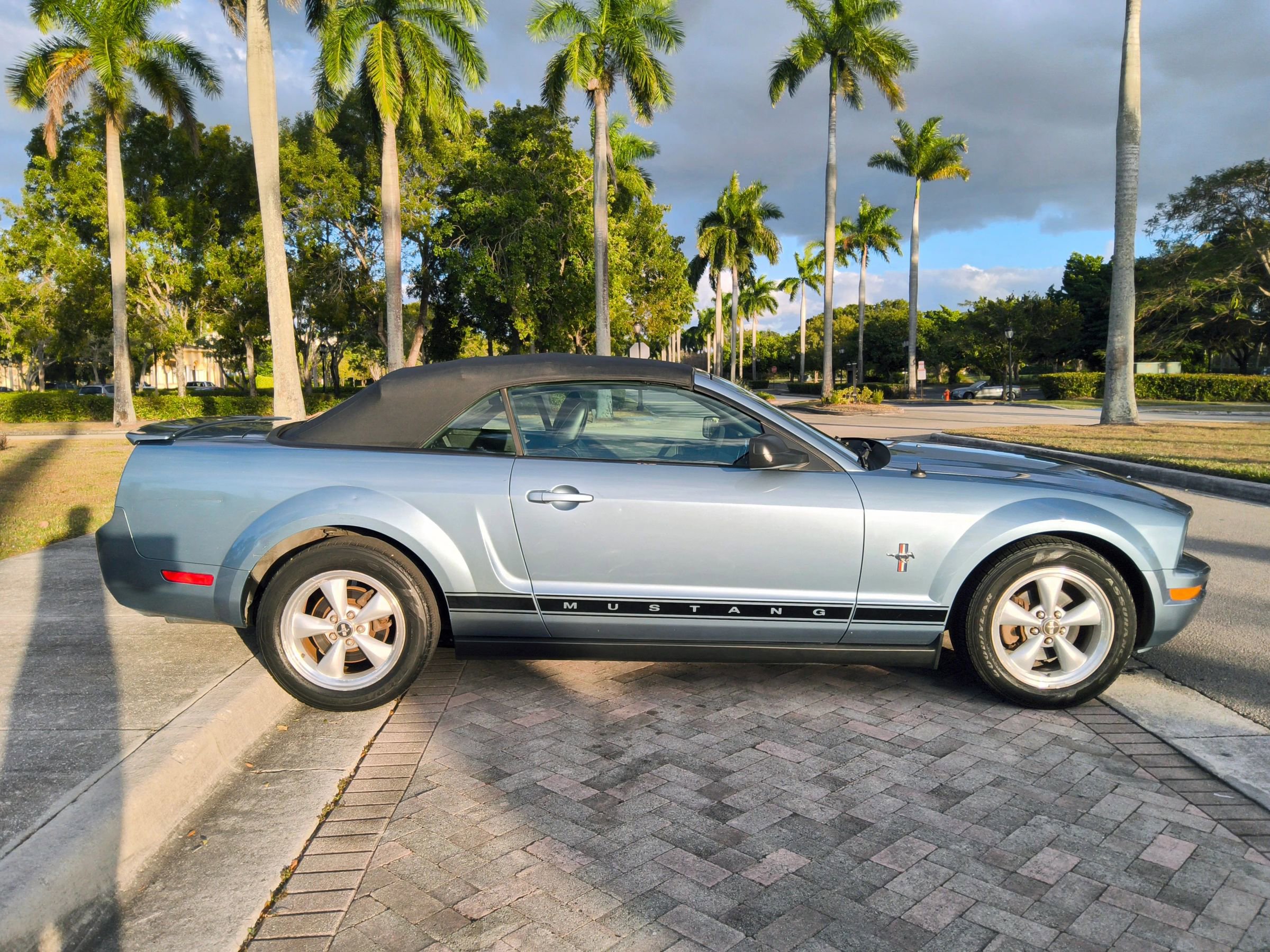 Used 2007 Ford Mustang Deluxe Convertible image 21