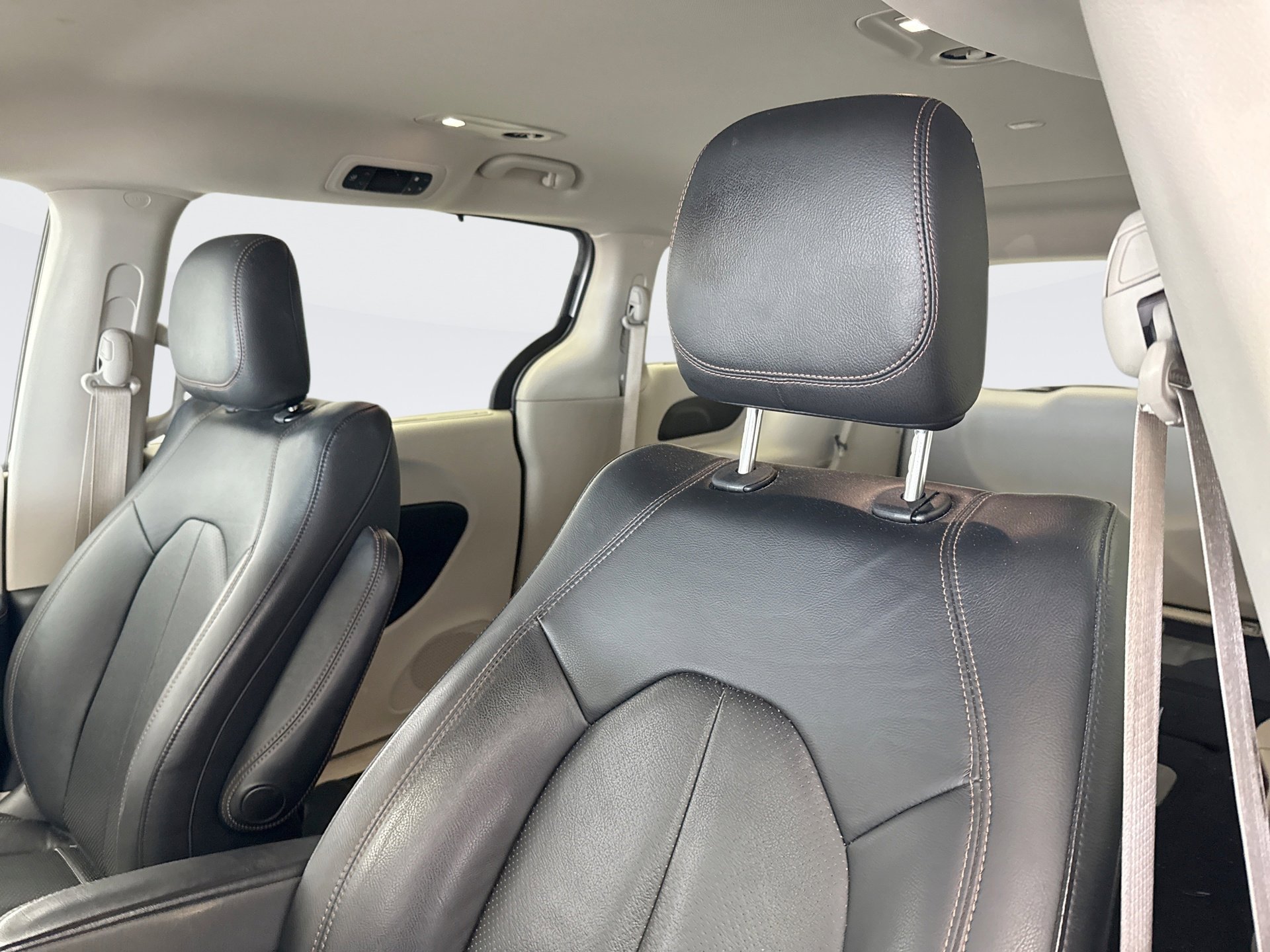 Used 2019 Chrysler Pacifica Touring-L image 10