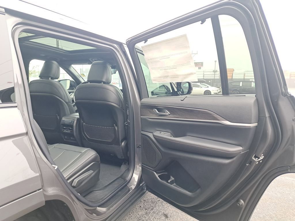 New 2025 Jeep Grand Cherokee L Limited w/ Luxury Tech Group II image 14