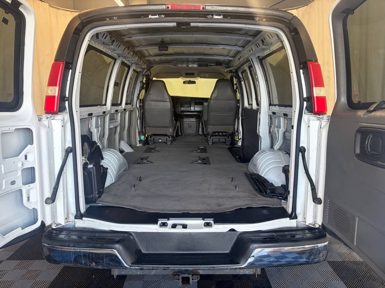 Used 2006 Chevrolet Express 2500 Passenger w/ LT Preferred Equipment Group RWD image 11