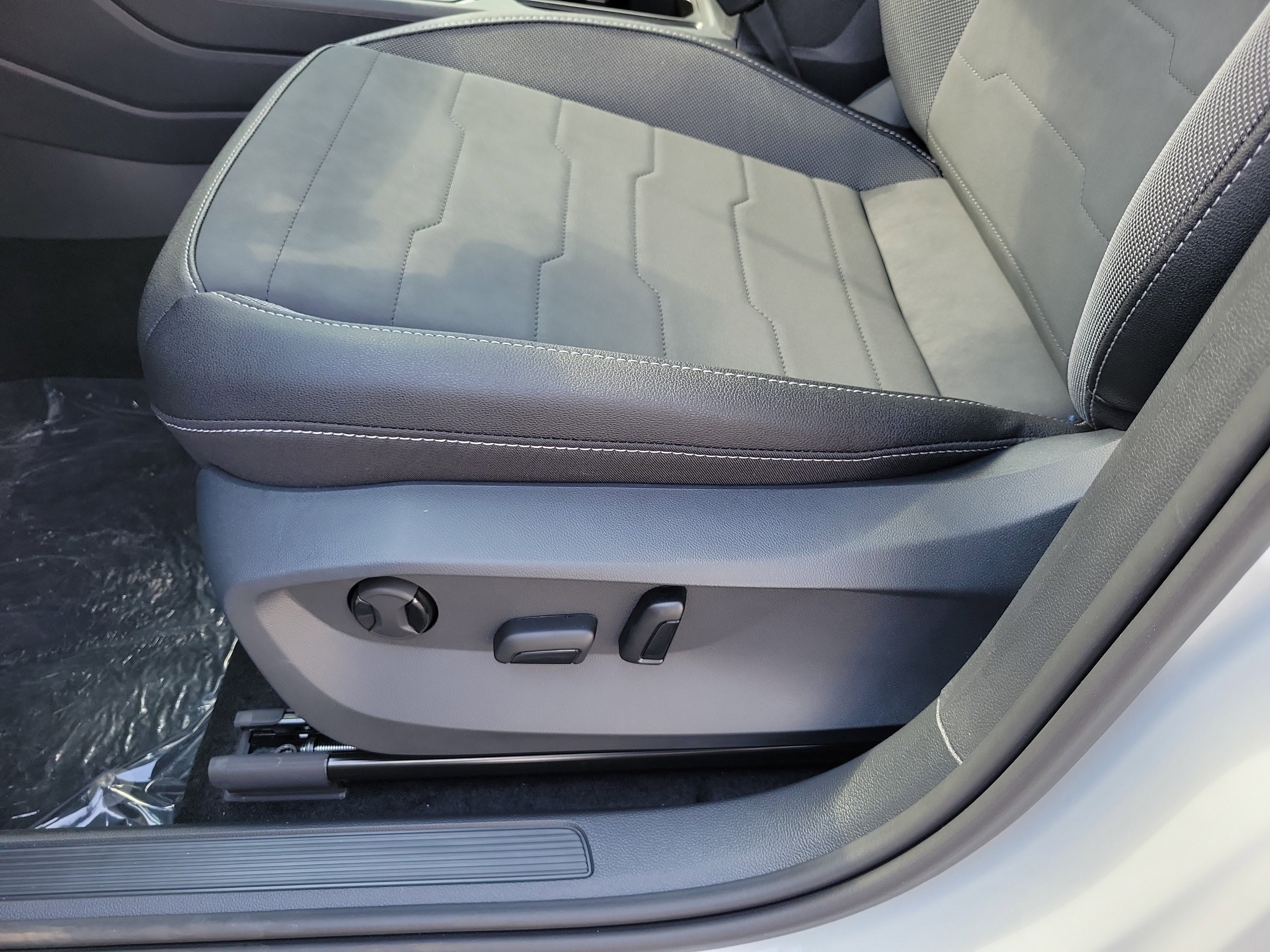 New 2026 Volkswagen Taos SE FWD image 19