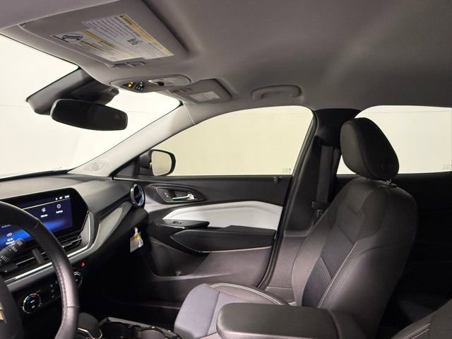 Used 2025 Chevrolet Trax LT w/ LT Convenience Package image 32