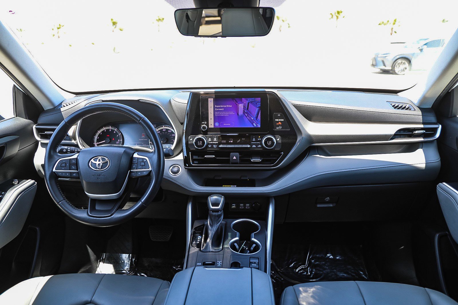 Used 2023 Toyota Highlander XLE FWD image 12