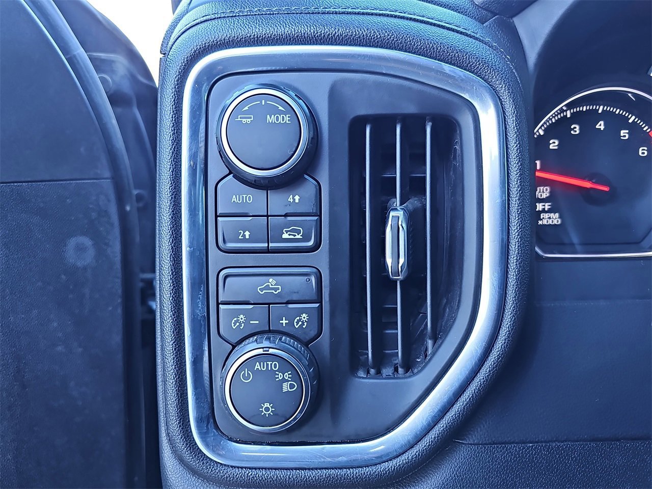 Used 2020 Chevrolet Silverado 1500 LT image 24