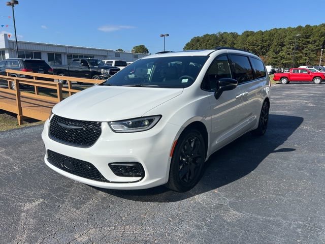 New 2026 Chrysler Pacifica Limited w/ Uconnect Theater Family Group image 4