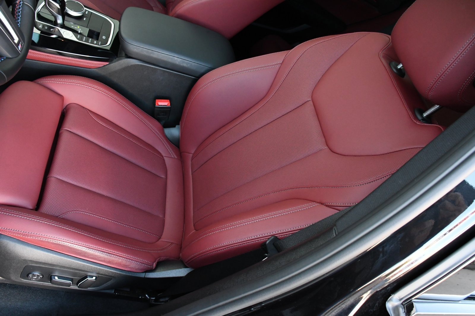 Used 2025 BMW X4 M40i w/ Premium Package image 17