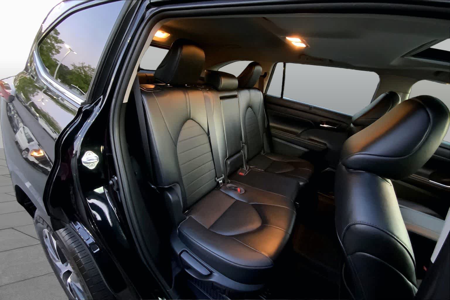 Used 2022 Toyota Highlander XLE AWD/4WD image 19