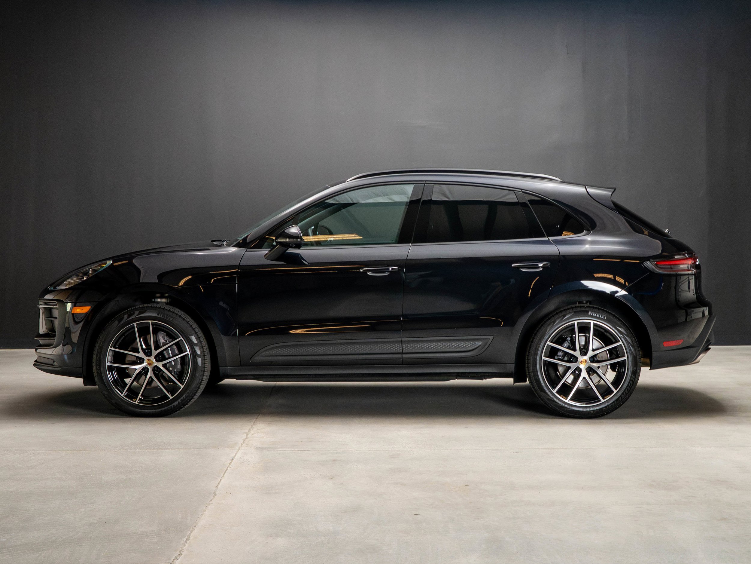 Certified 2025 Porsche Macan AWD/4WD image 2