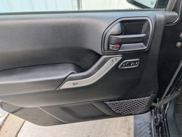 Used 2017 Jeep Wrangler Unlimited Sahara w/ Connectivity Group image 8