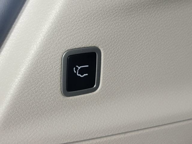 Used 2023 Chrysler Pacifica Limited AWD/4WD image 17