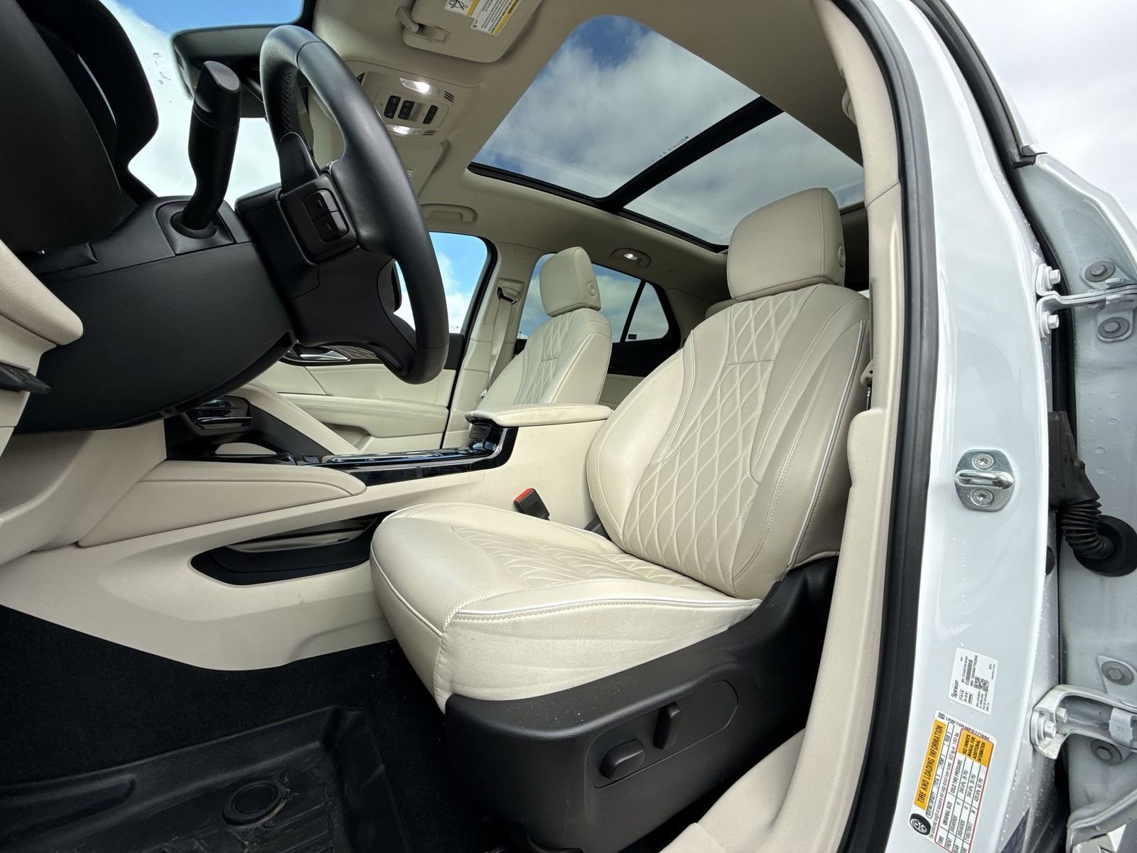 Used 2023 Buick Envision Avenir image 11