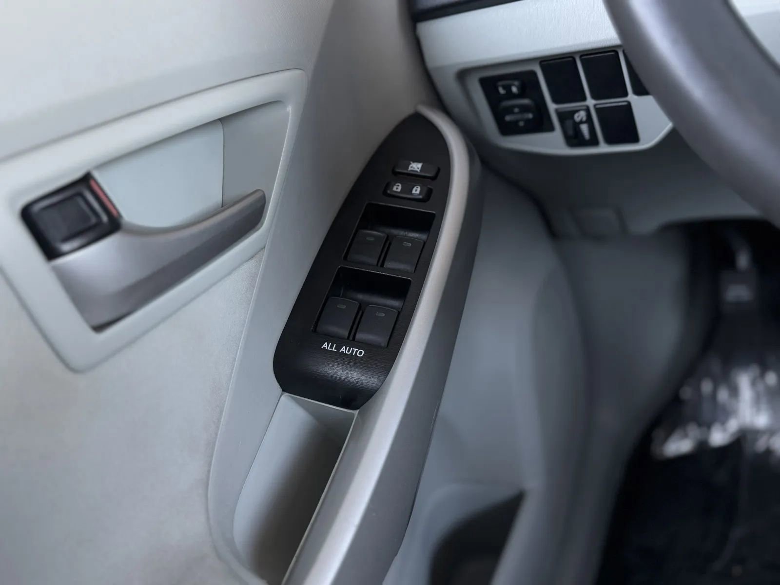 Used 2014 Toyota Prius Two image 23