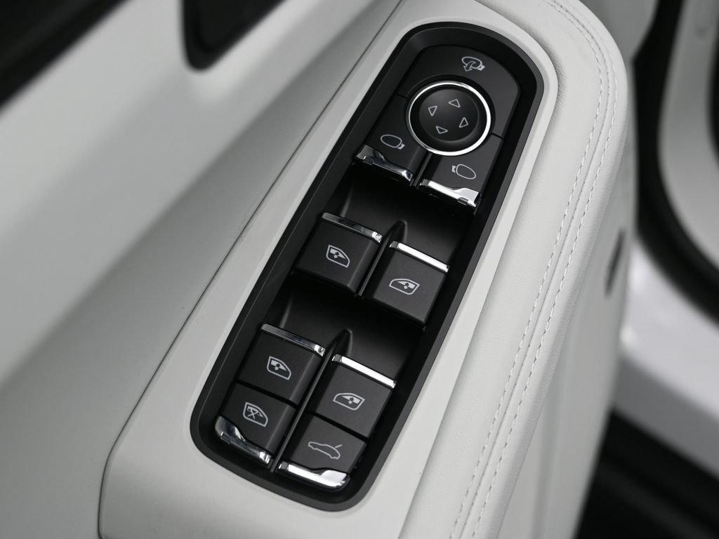 Certified 2026 Porsche Macan AWD/4WD image 9