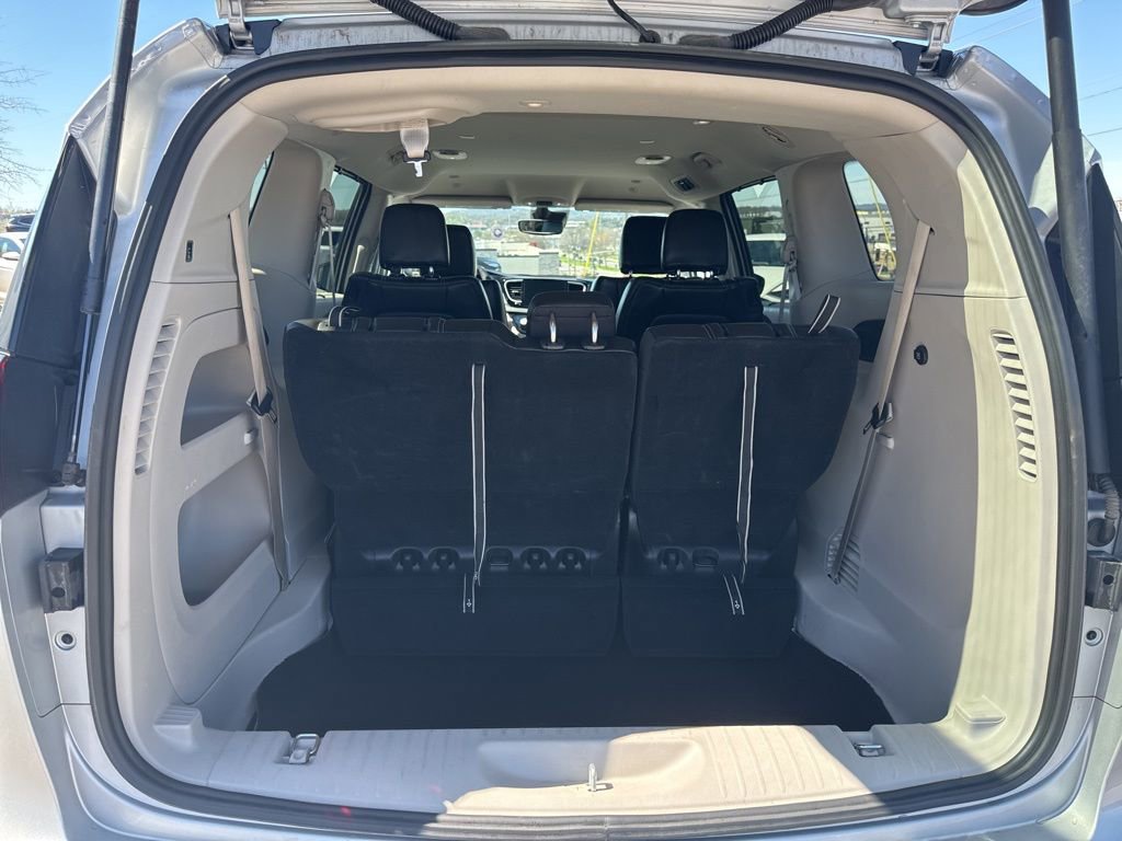Used 2024 Chrysler Pacifica Touring-L image 29