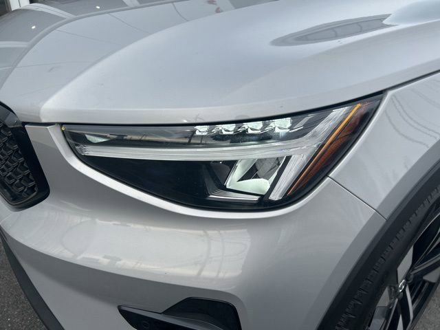 Certified 2025 Volvo XC40 B5 Plus AWD/4WD image 8