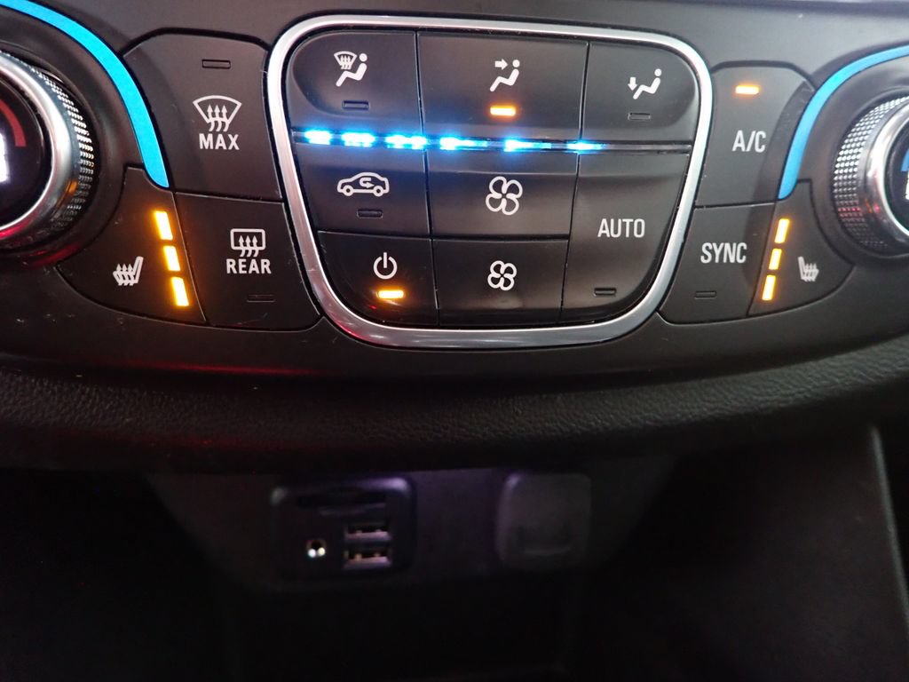 Used 2020 Chevrolet Traverse LT w/ LT Premium Package AWD/4WD image 7