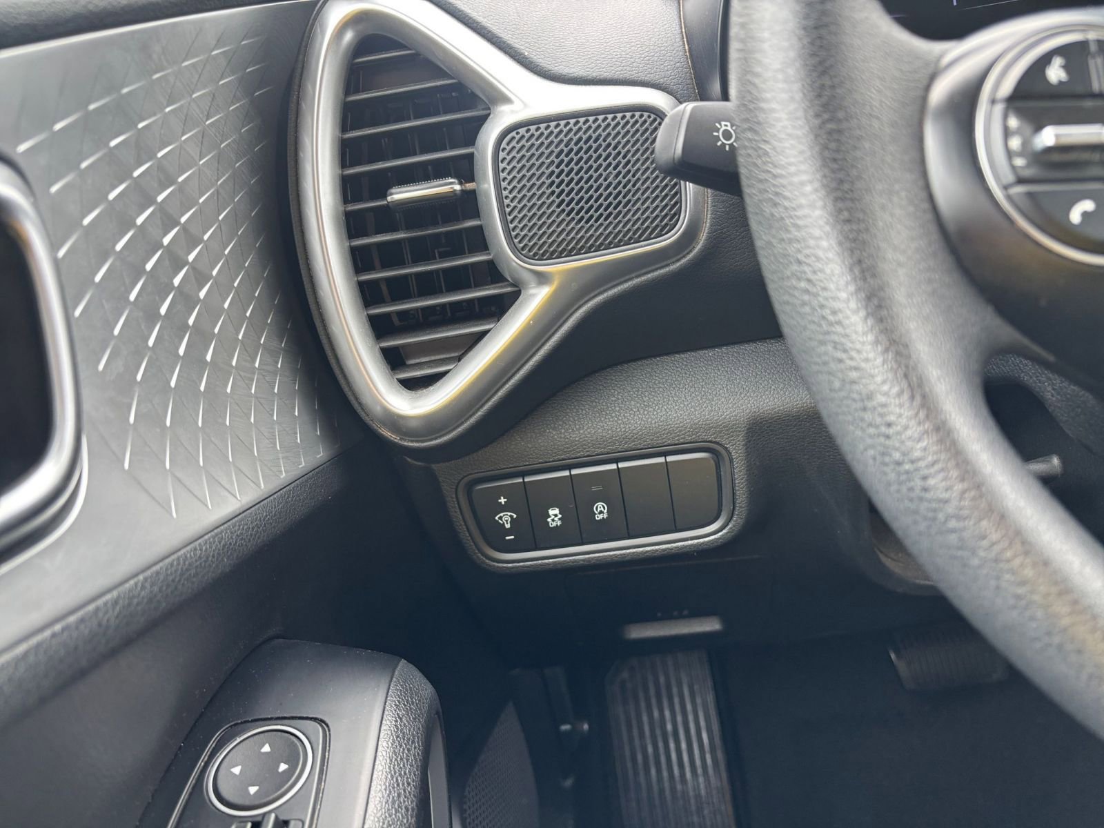 Used 2025 Kia Soul LX w/ LX Technology Package FWD image 32