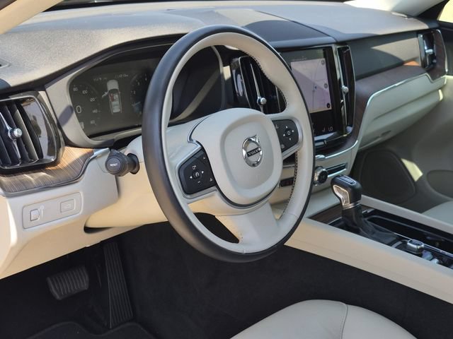 Used 2021 Volvo XC60 T5 Momentum w/ Premium Package FWD image 13