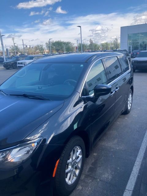 Used 2017 Chrysler Pacifica Touring image 3