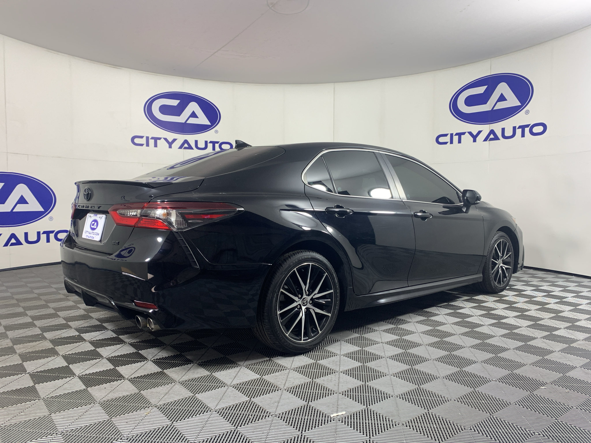 Used 2023 Toyota Camry SE FWD image 3