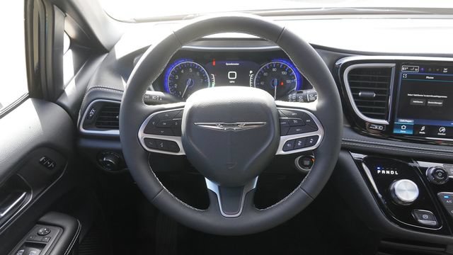 New 2026 Chrysler Pacifica Select FWD image 17