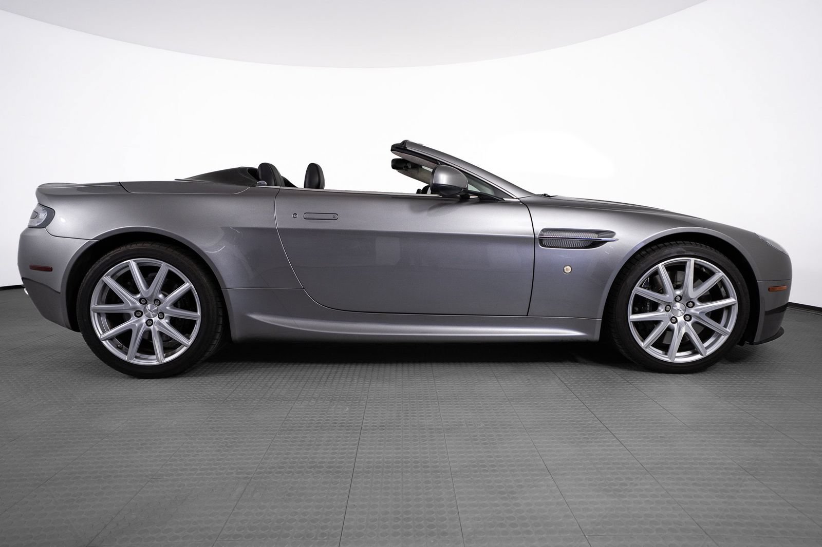 Used 2012 Aston Martin V8 Vantage Roadster RWD image 6