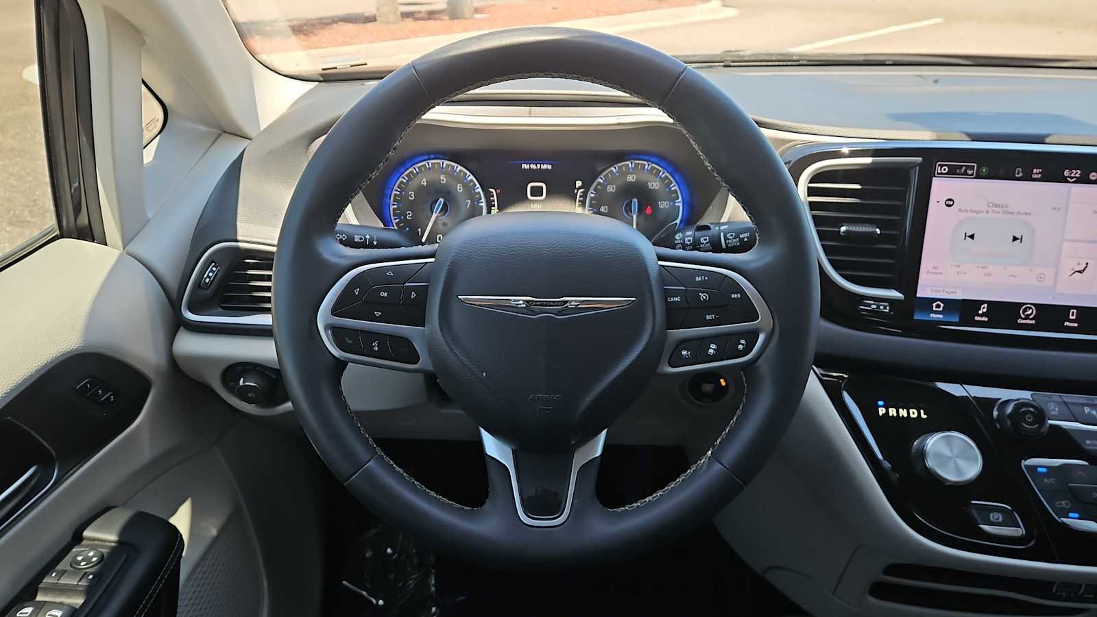 Used 2023 Chrysler Pacifica Touring-L image 11