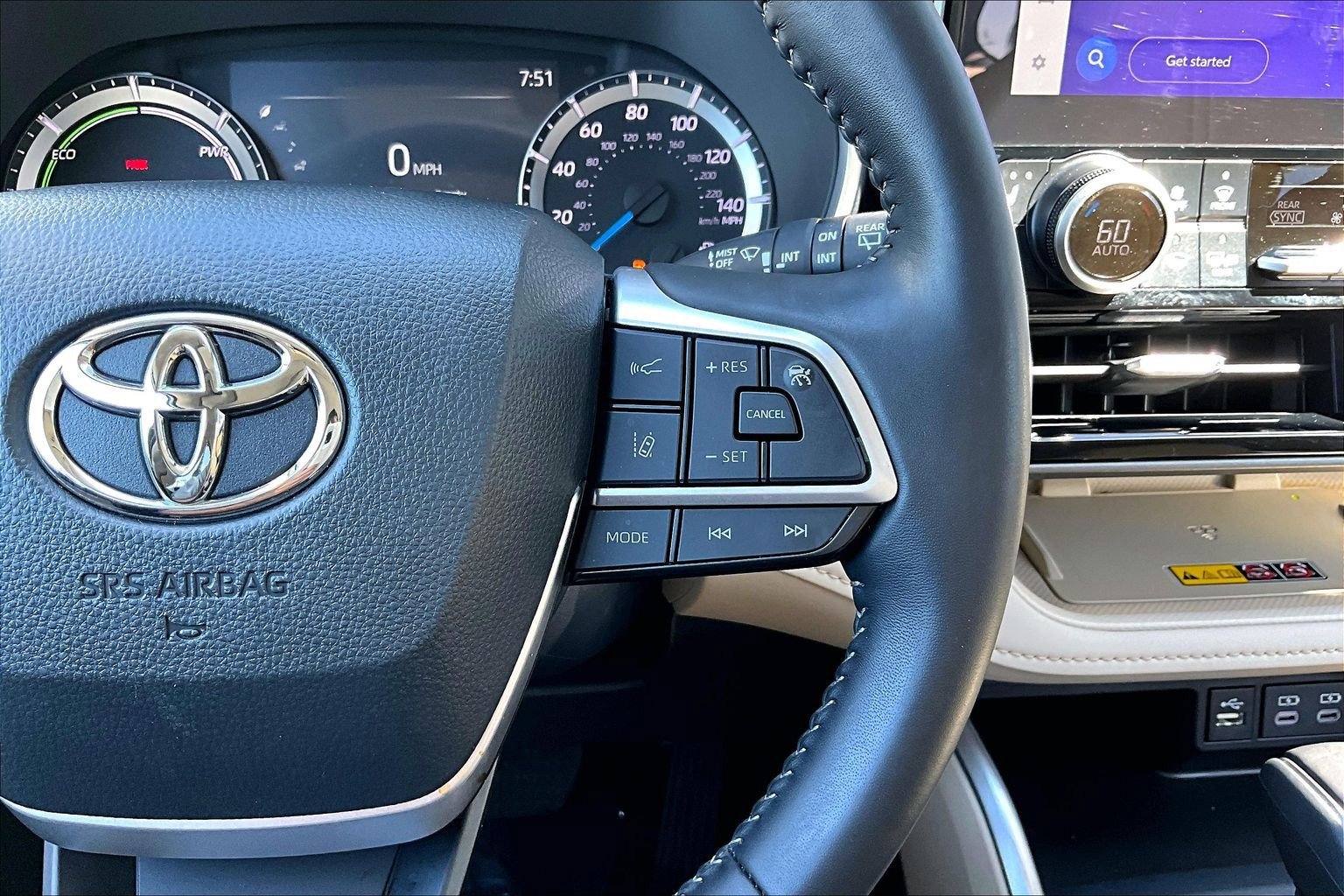 Used 2025 Toyota Highlander XLE AWD/4WD image 19