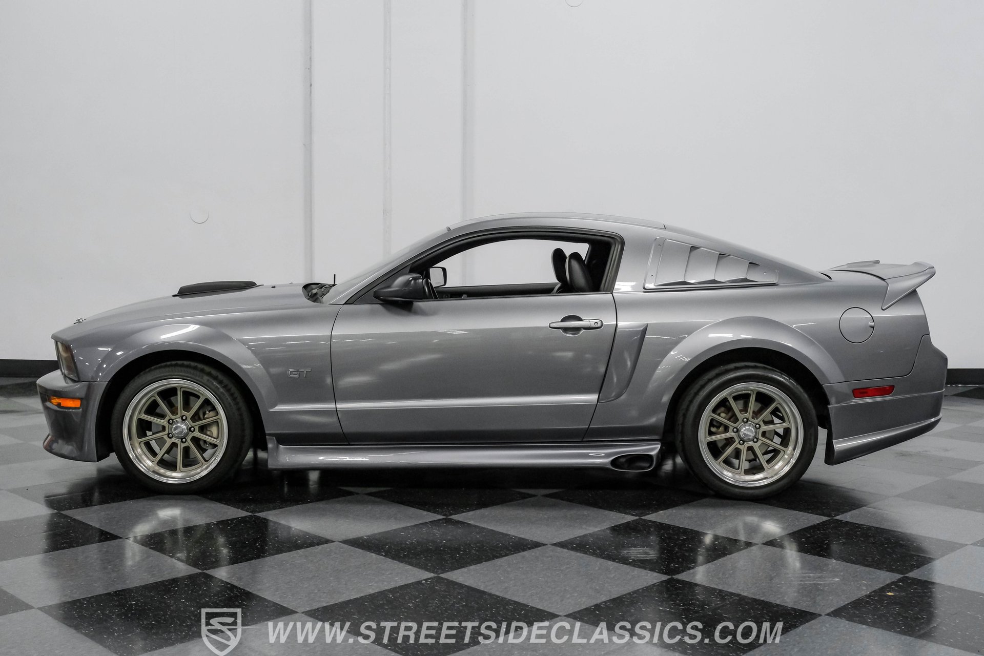 Used 2006 Ford Mustang GT image 2