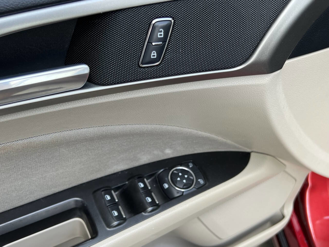 Used 2017 Ford Fusion SE FWD image 16
