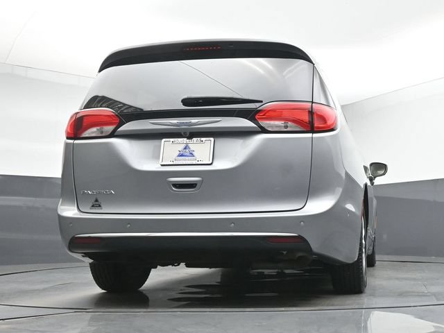 Used 2018 Chrysler Pacifica Touring-L w/ Advanced Safetytec Group FWD image 16