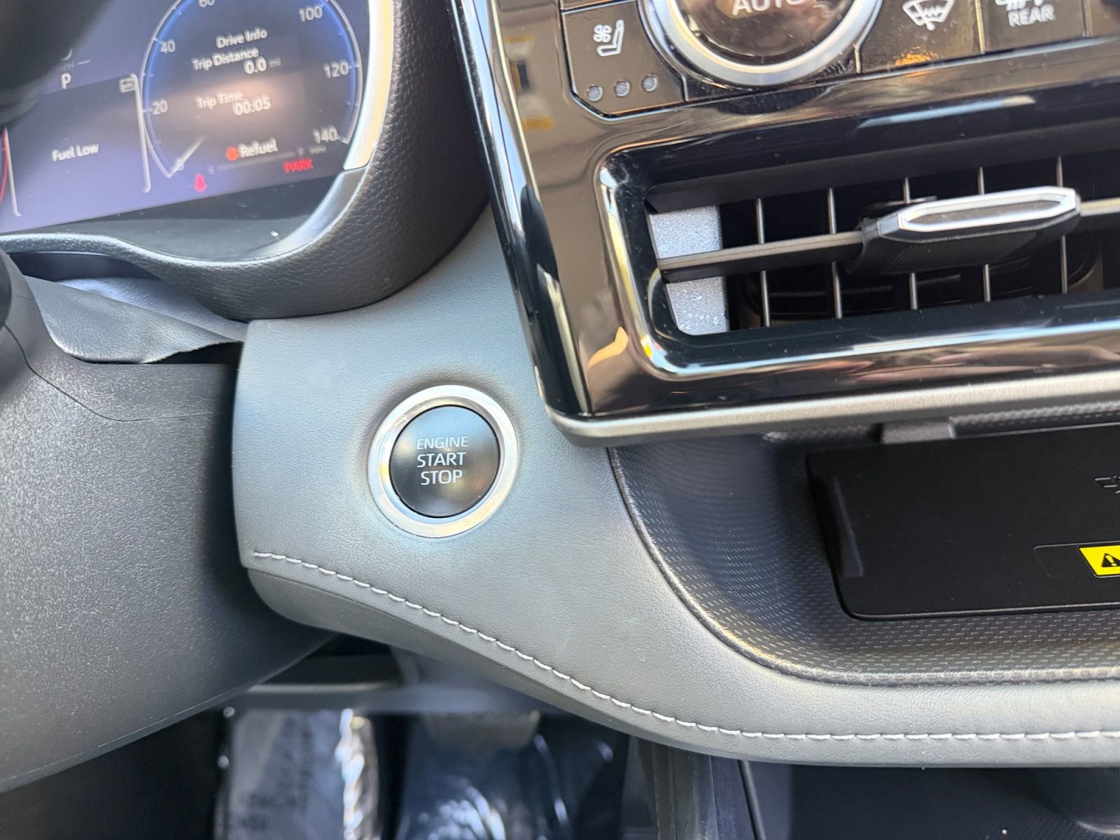 Used 2024 Toyota Highlander Limited image 18