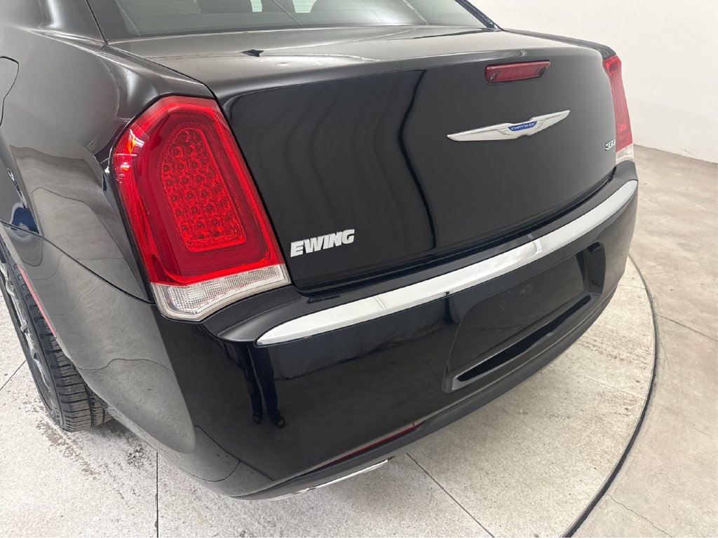 Used 2018 Chrysler 300 Touring RWD image 22