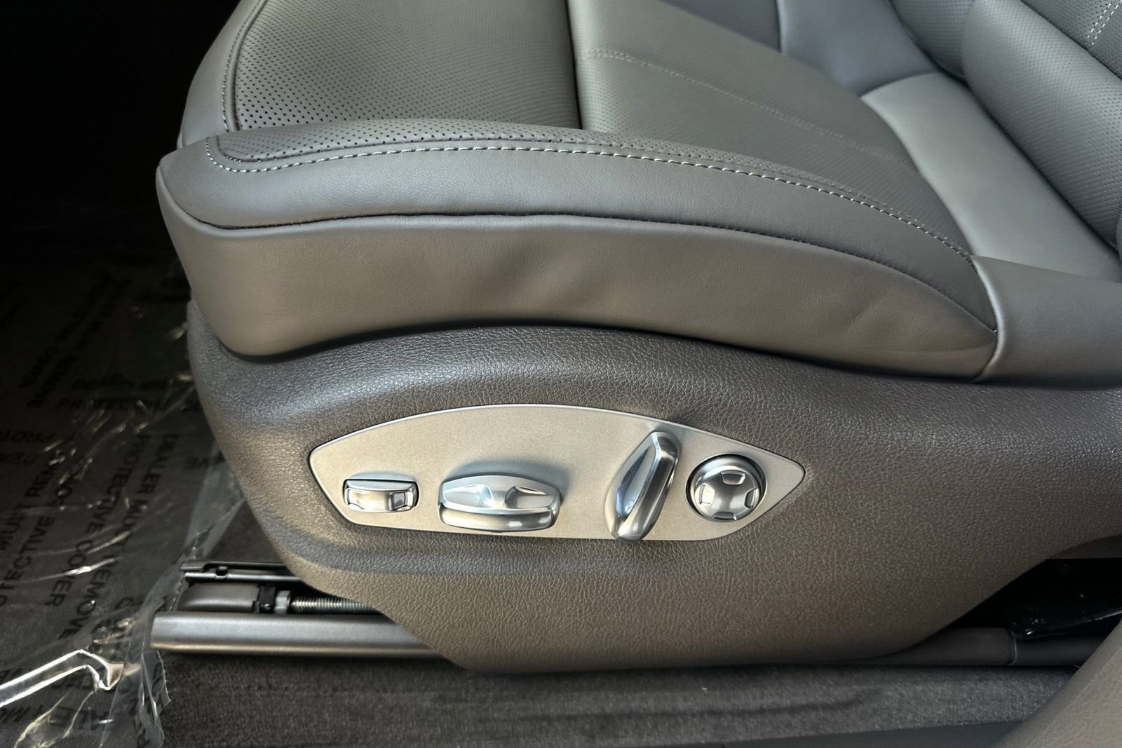 Certified 2025 Porsche Macan image 14