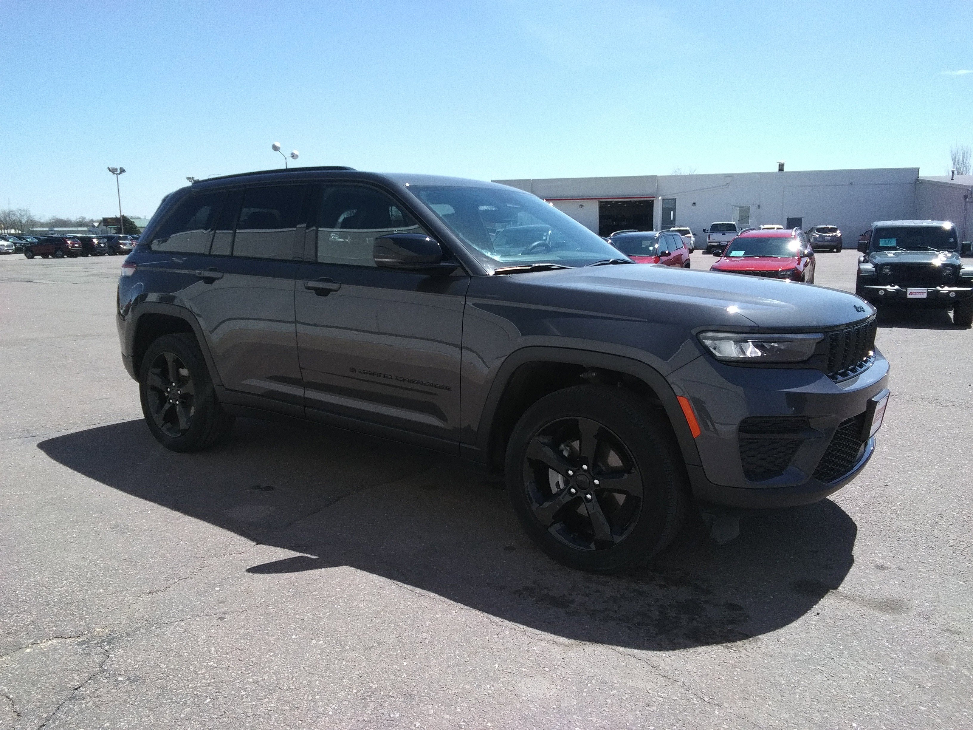 Used 2023 Jeep Grand Cherokee Altitude AWD/4WD image 4