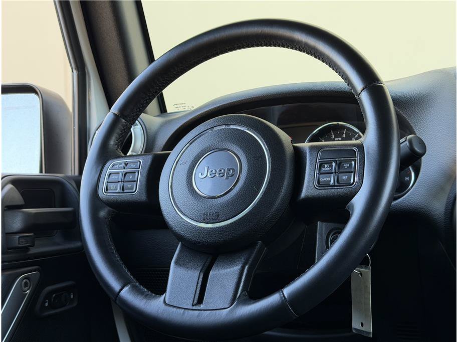 Used 2015 Jeep Wrangler Unlimited Sahara w/ Connectivity Group AWD/4WD image 12
