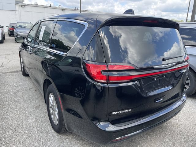 Used 2025 Chrysler Pacifica Select FWD image 5