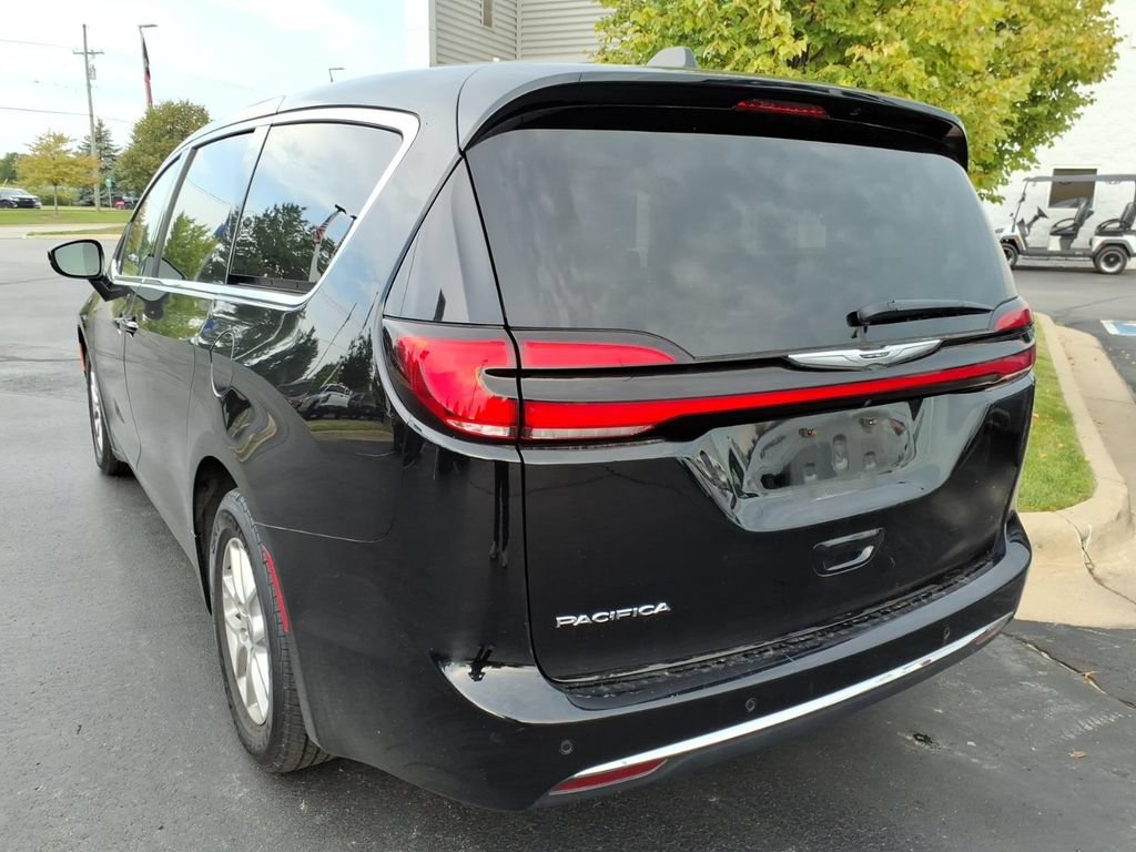 Used 2024 Chrysler Pacifica Touring-L FWD image 6