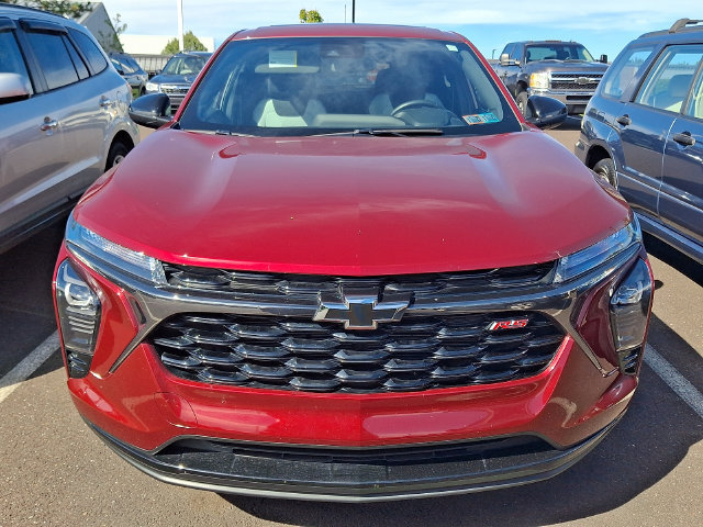 Used 2025 Chevrolet Trax RS w/ Sunroof Package FWD image 2