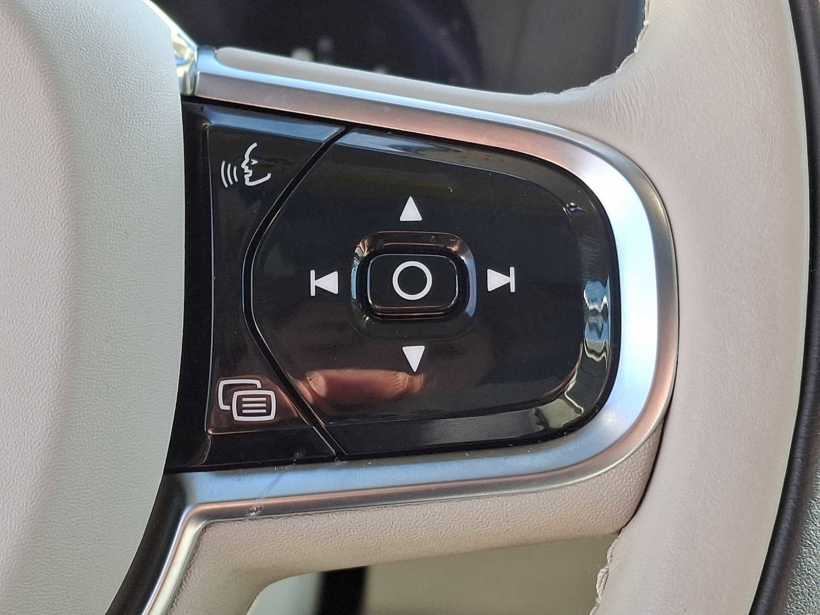 Used 2024 Volvo XC90 B5 Plus w/ Protection Package Premier AWD/4WD image 18