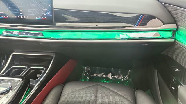Used 2025 BMW 740i image 36