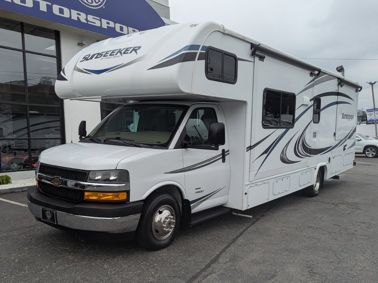 Used 2019 Chevrolet Express 4500 w/ RV Package RWD image 2