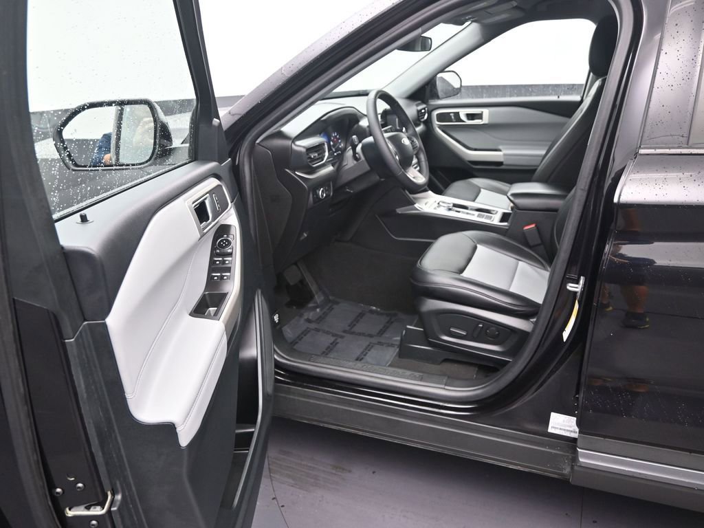 Used 2024 Ford Explorer XLT w/ Equipment Group 202A RWD image 10