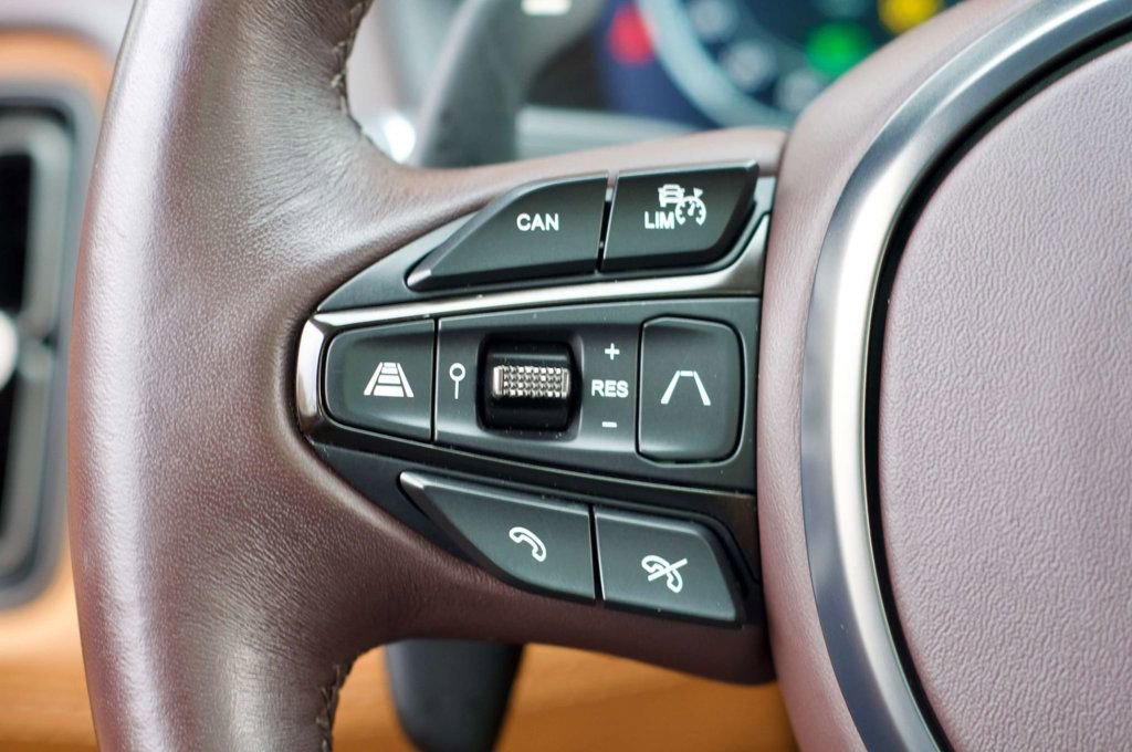 Used 2022 Aston Martin DBX image 23