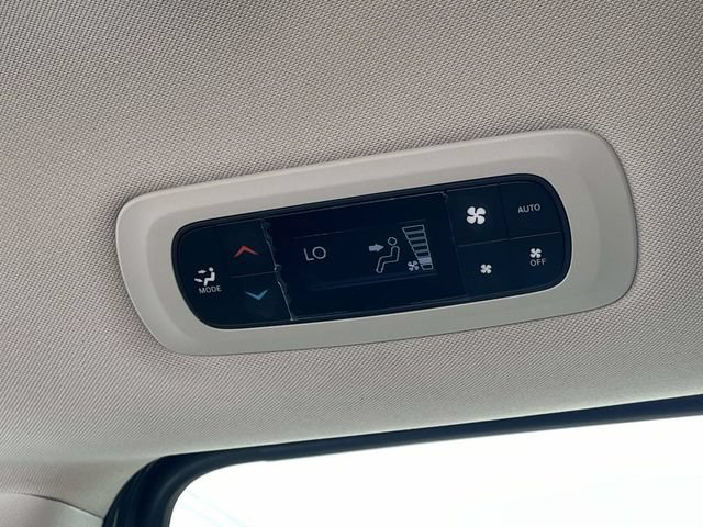 Used 2023 Chrysler Pacifica Touring-L FWD image 19