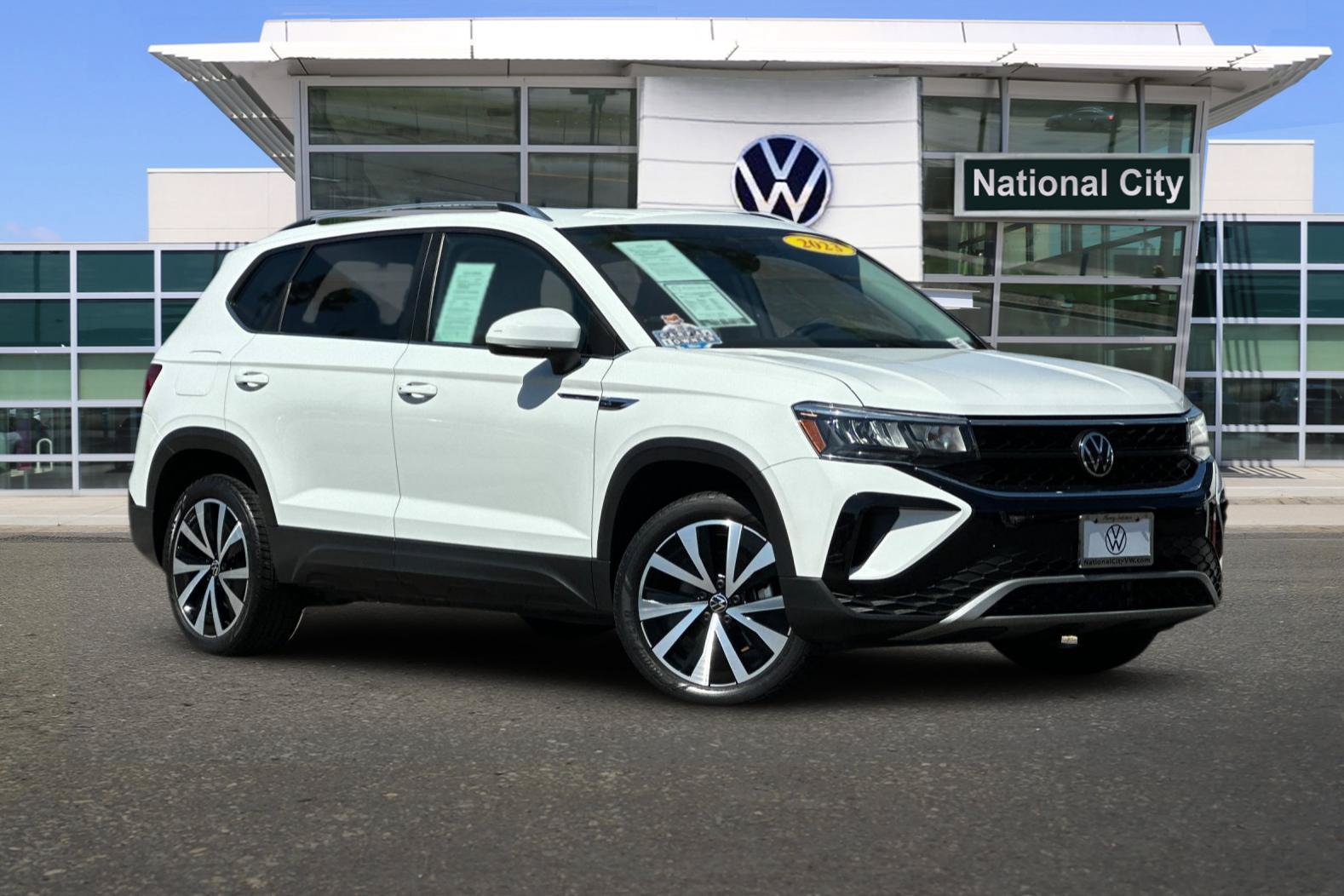 Used 2023 Volkswagen Taos SE FWD image 2