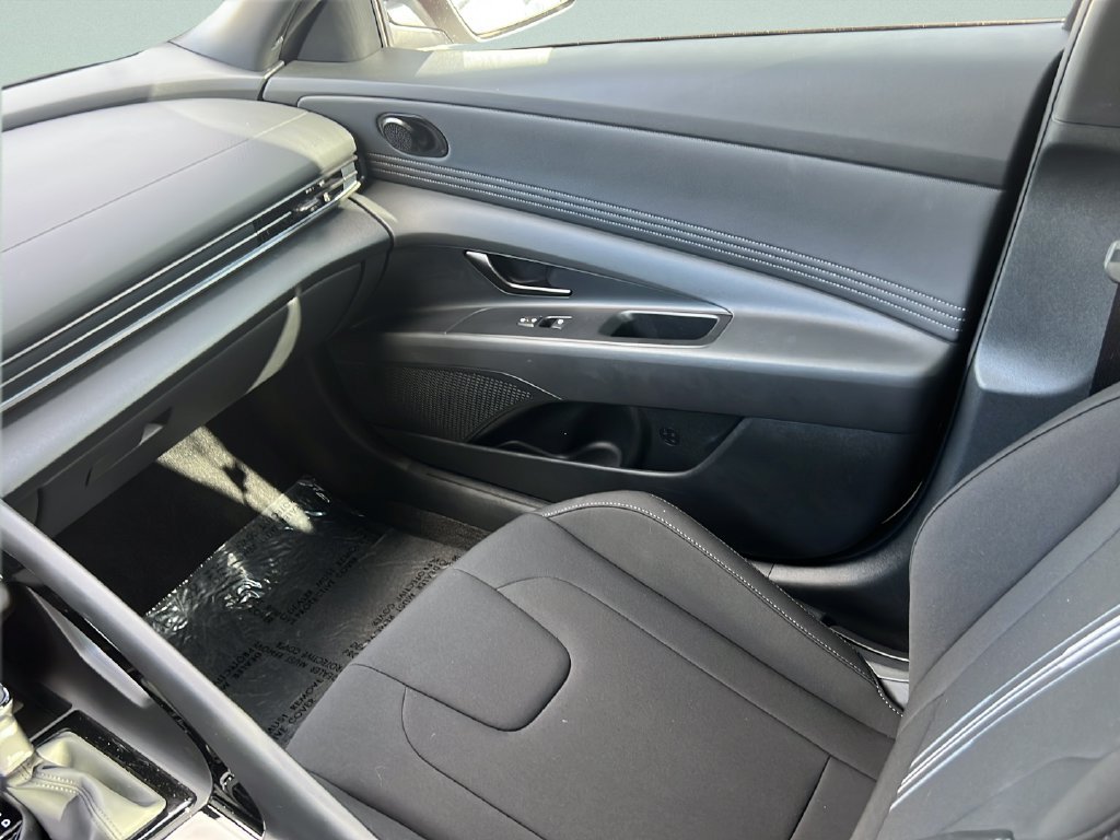 Used 2025 Hyundai Elantra SEL FWD image 12