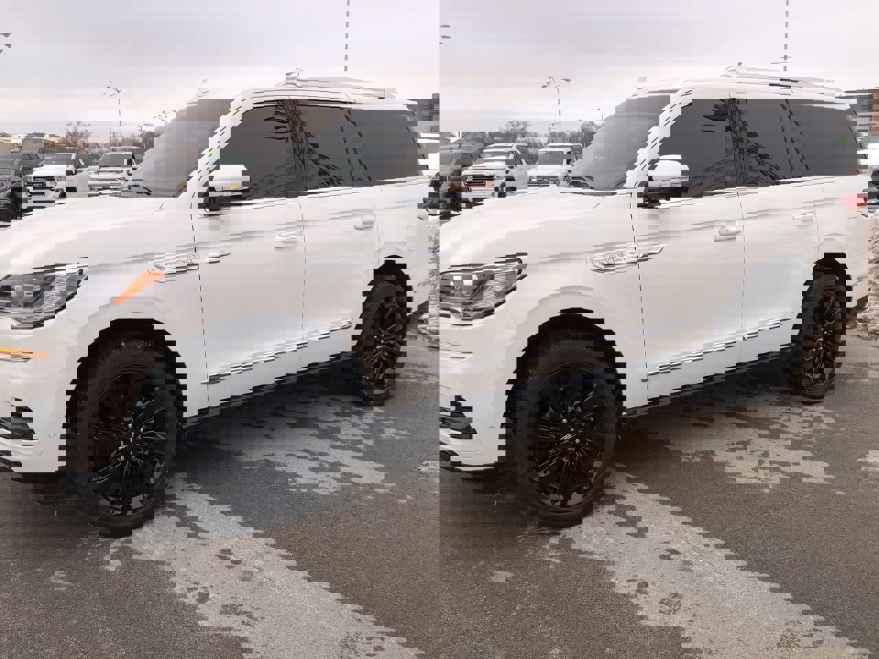 Used 2024 Lincoln Navigator Reserve image 3