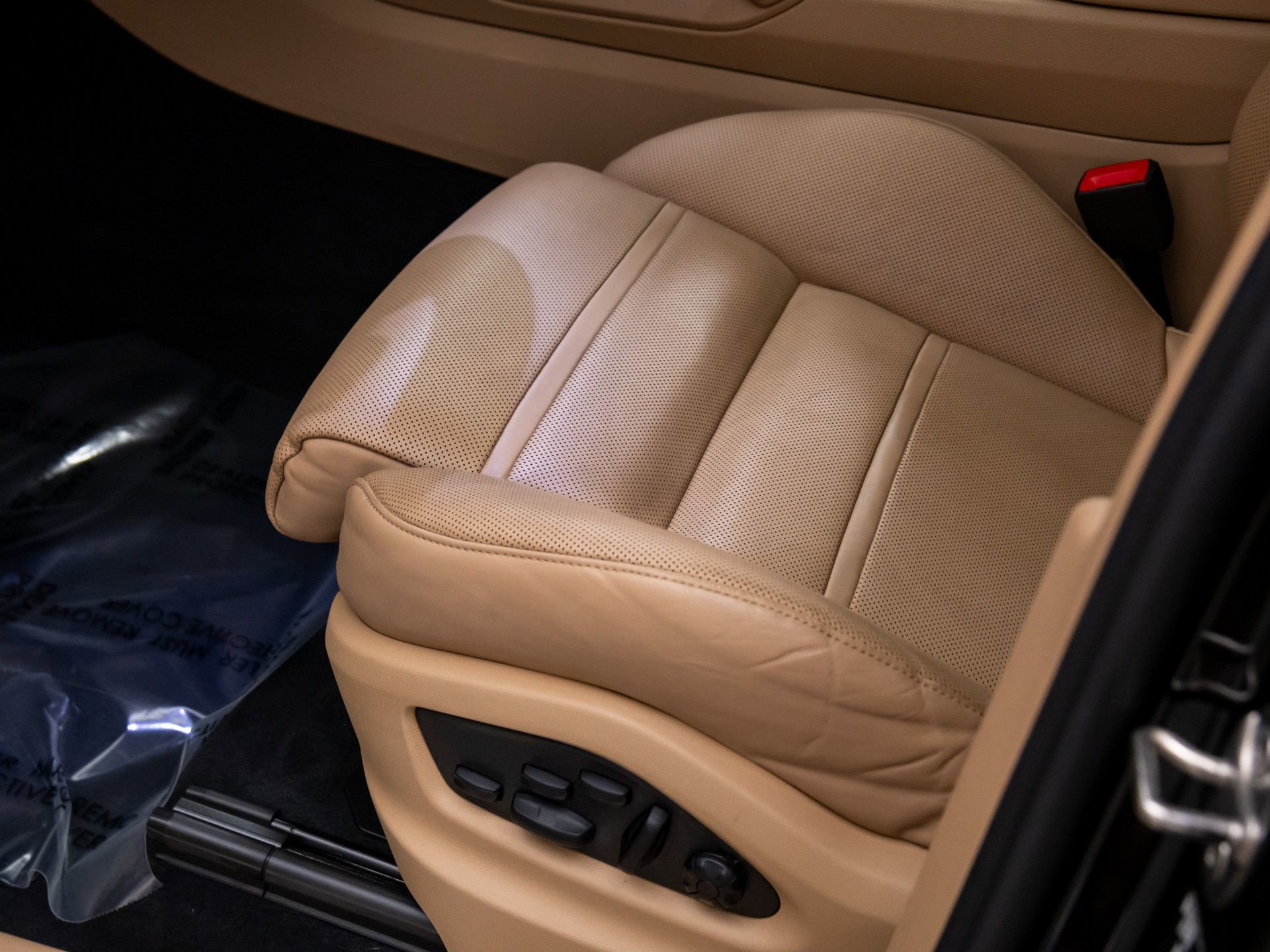 Certified 2023 Porsche Cayenne Platinum Edition image 15